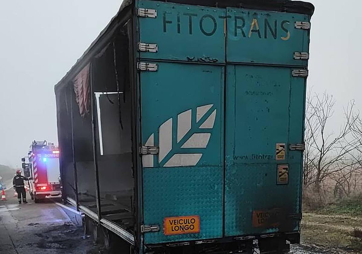 Estado del remolque tras el incendio.