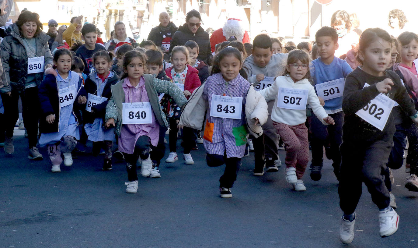 La carrera navideña del colegio Villalpando, en imágenes