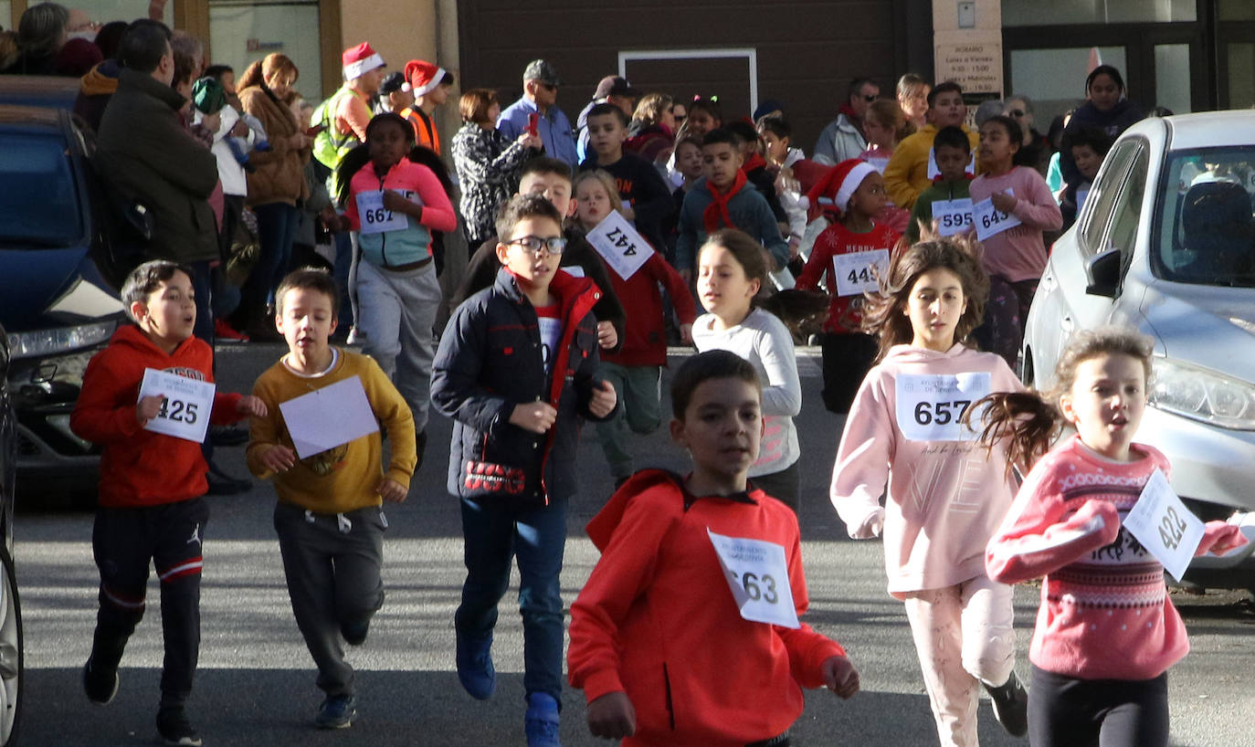 La carrera navideña del colegio Villalpando, en imágenes