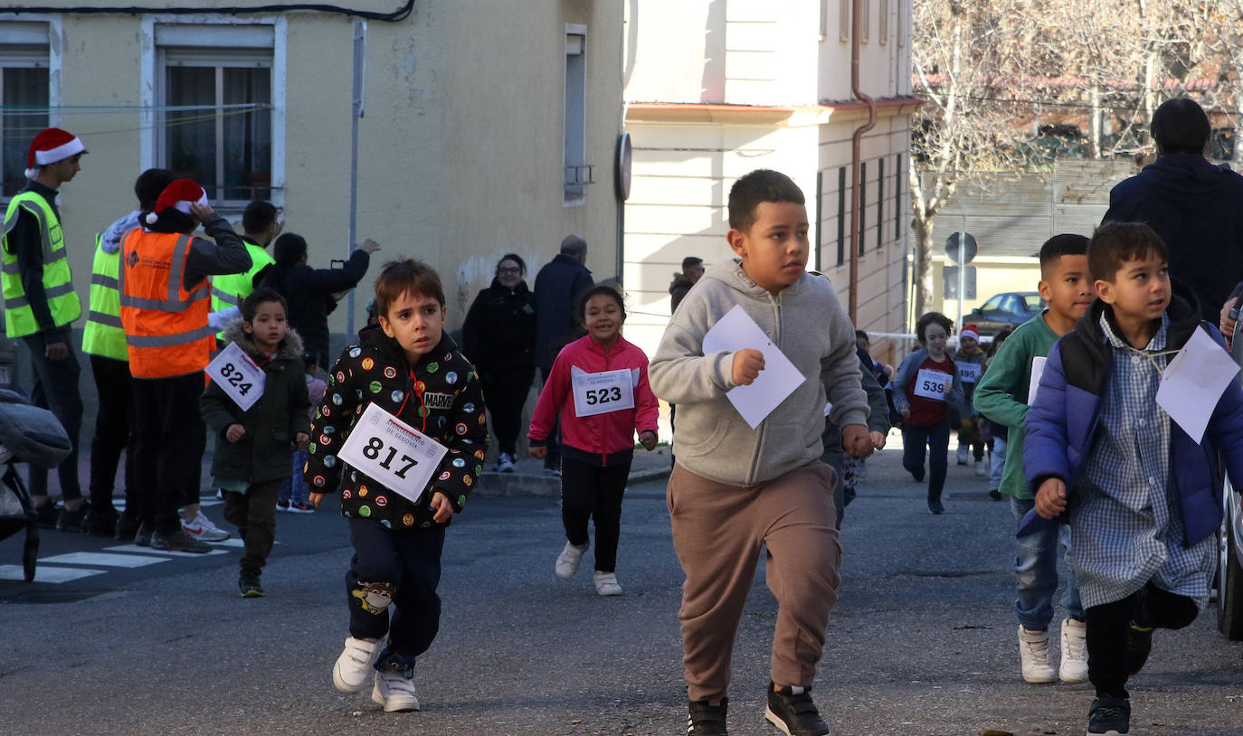 La carrera navideña del colegio Villalpando, en imágenes