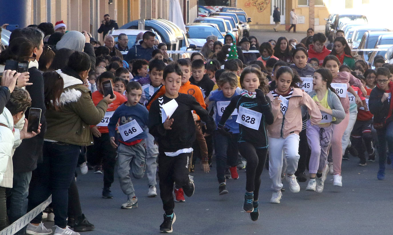 La carrera navideña del colegio Villalpando, en imágenes