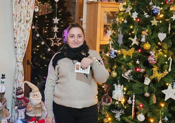 Davinia mostrando los décimos con los que probará suerte este 22 de diciembre