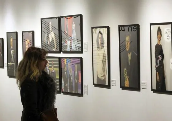 Una visitante oberva algunas de las fotografías de la exposición.