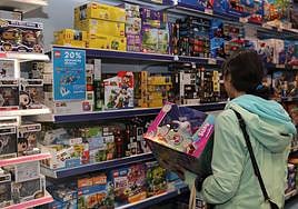 Una clienta en una juguetería de Palencia.