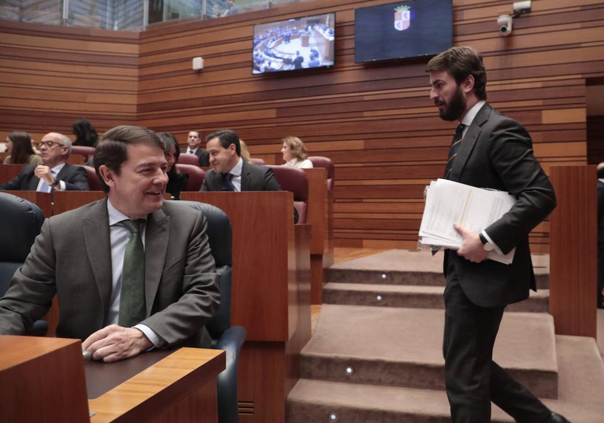 Alfonso Fernandez y Juan García-Gallardo, en el pleno de las Corts de Castilla y León.