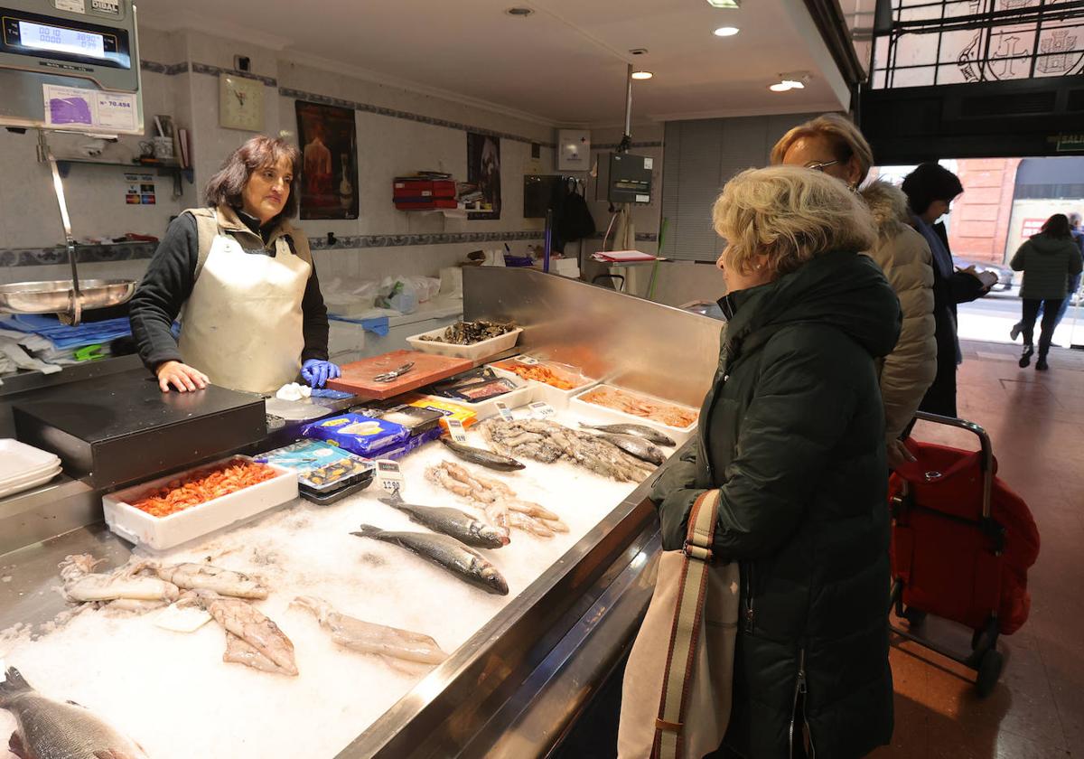 Charo Luis, de pescadería Triana, atiende a una clienta.