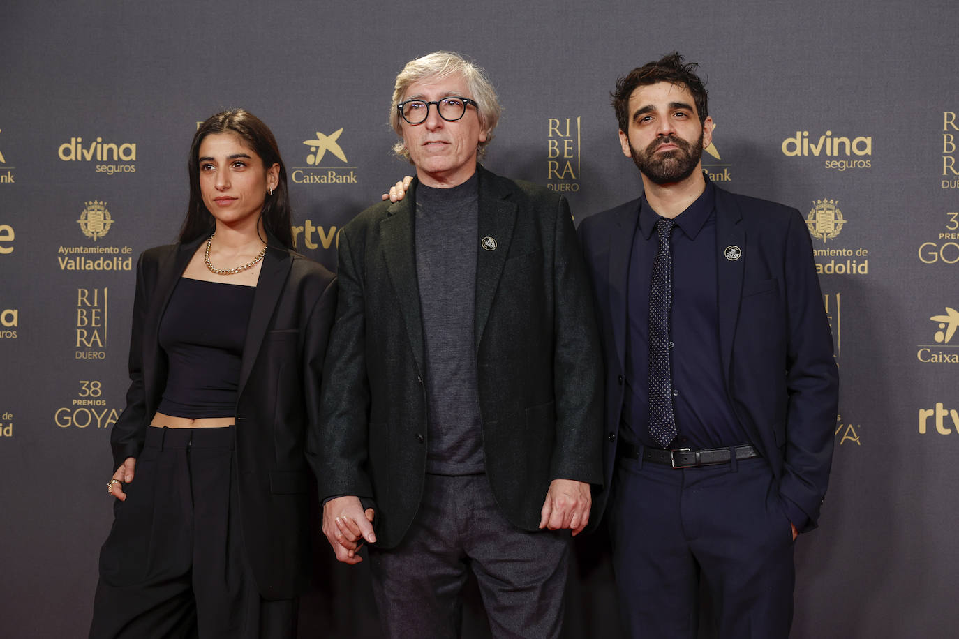 En el centro, el director David Trueba y los actores David Verdaguer y Carolina Yuste, nominados a por la película 'Saben Aquell'.