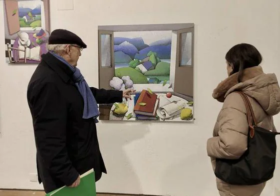 Dos visitantes observan una de las obras de Sierra en la galería Samuel.