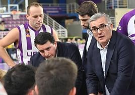 Paco García da instrucciones en un tiempo muerto.