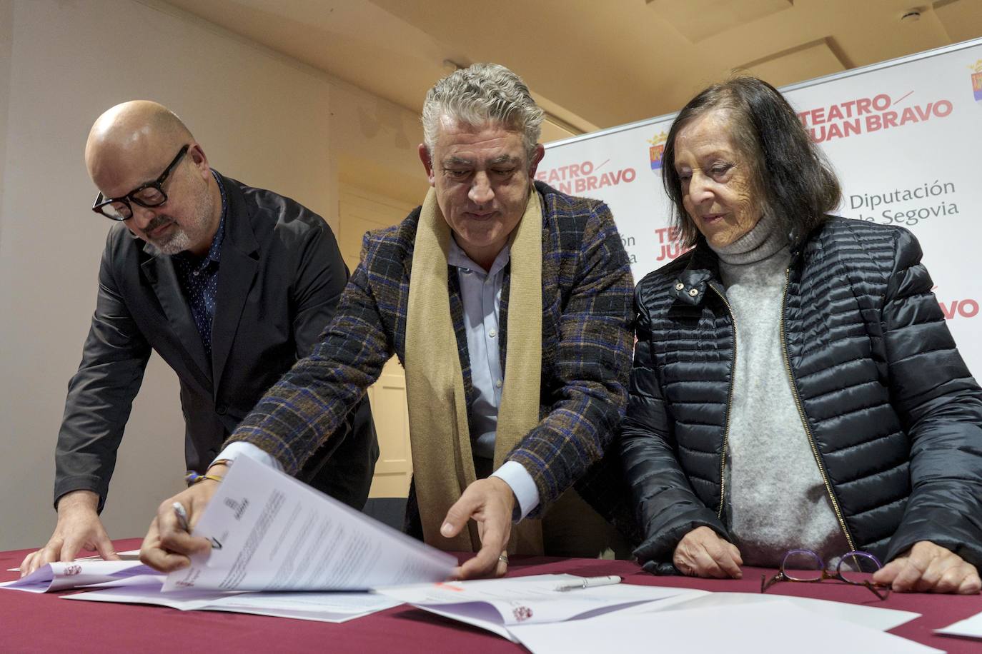 Firma del convenio para la celebración de los dos conciertos de Año Nuevo.