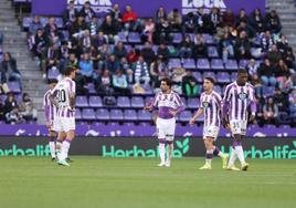 Los jugadores del Real Valladolid durante el partido de hace dos jornadas ante el Amorebieta.