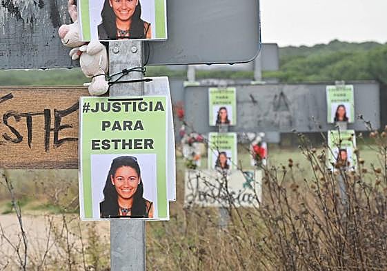 Carteles pidiendo justicia para Esther en las señales de la curva junto a la que apareció su cadáver.