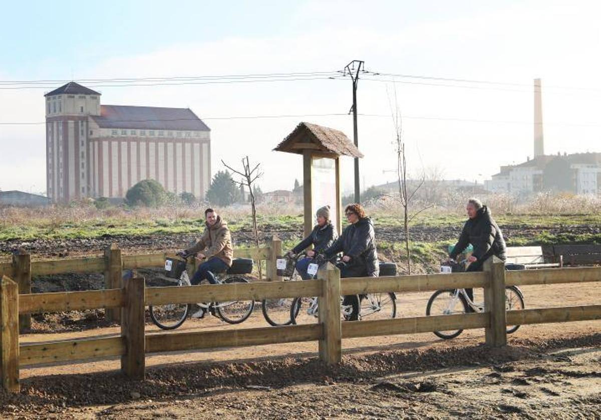 La alcaldesa, junto a los concejales de Urbanismo, Deportes e Impulso Económico prueban la nueva senda del 'tren burra'.