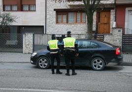 Efectivos de la Policía Local de Cuéllar, durante un control a un vehículo.