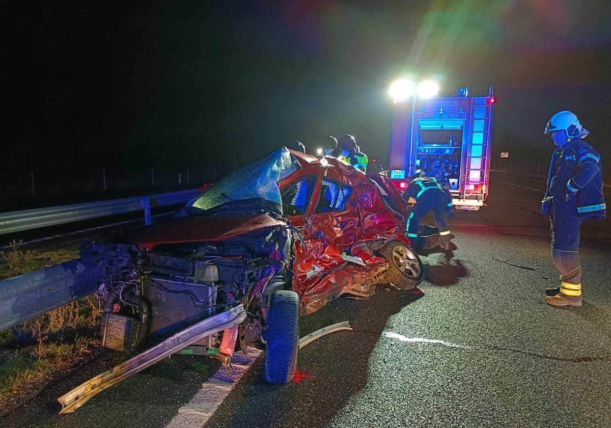 Estado en que quedó el coche del fallecido tras el accidente.