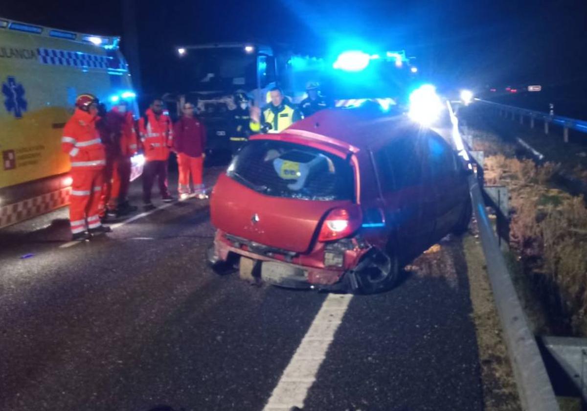 Servicios de emergencia, junto al coche que conducía Floryn.