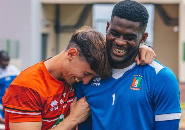 Andrés Domingo abrazando al futbolista ecuatoguineano Jesús Owono.