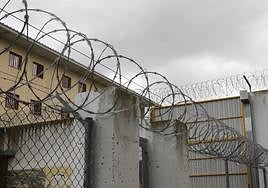 Le juzgan por querer meter en la cárcel tres tarjetas SIM y trece bellotas en su ano