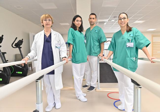 Carmen Nieto (médico rehabilitadora), Carla Castrodeza (fisioterapauta), Sabry Tanbaura (fisioterapeuta) y Estíbaliz González (psiconeuróloga), parte del equipo de Casaverde.