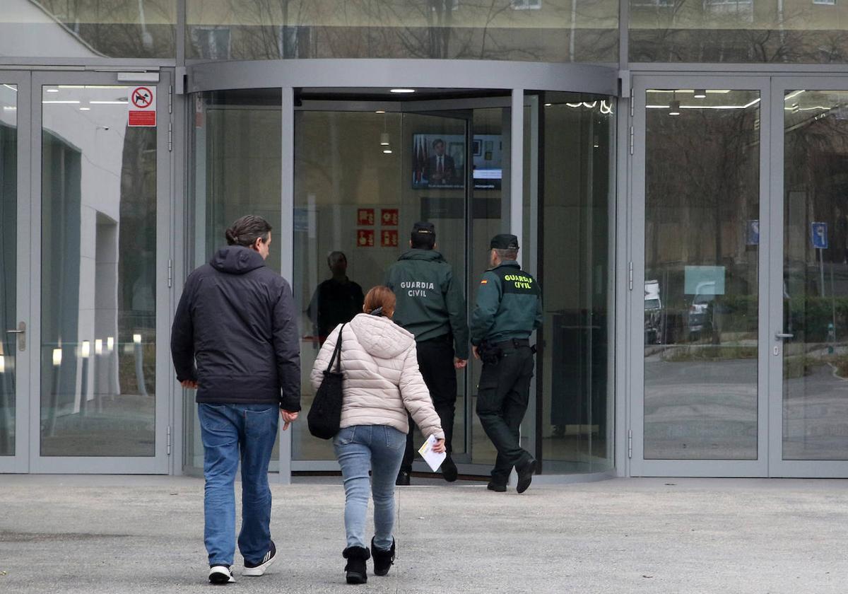 Varias personas acceden al nuevo edificio de Juzgados, cuya actividad se inició este miércoles.