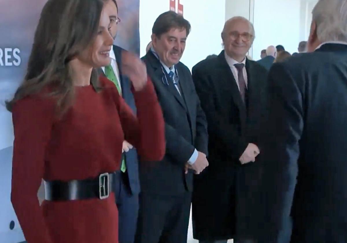 La Reina Letizia saluda a los asistentes a la reunión anual de directores de centros del Instituto Cervantes, celebrada en Avilés.