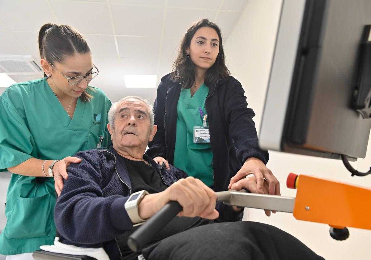 Antonio Lambás con Estíbaliz González, neuróloga y Carla Castrodeza.