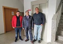 El delegado de la Junta con representantres del Ayuntamiento de Remondo.