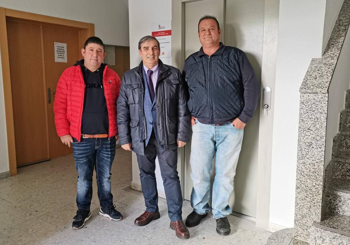 El delegado de la Junta con representantres del Ayuntamiento de Remondo.