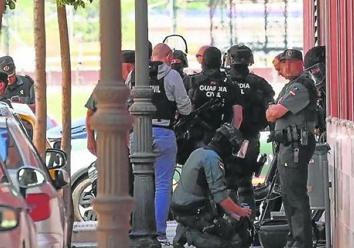 Agentes de la Guardia Civil en la calle donde se produjo el crimen en Santovenia.