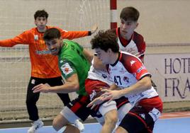 Smetanka bota la pelota durante un partido de la primera vuelta.