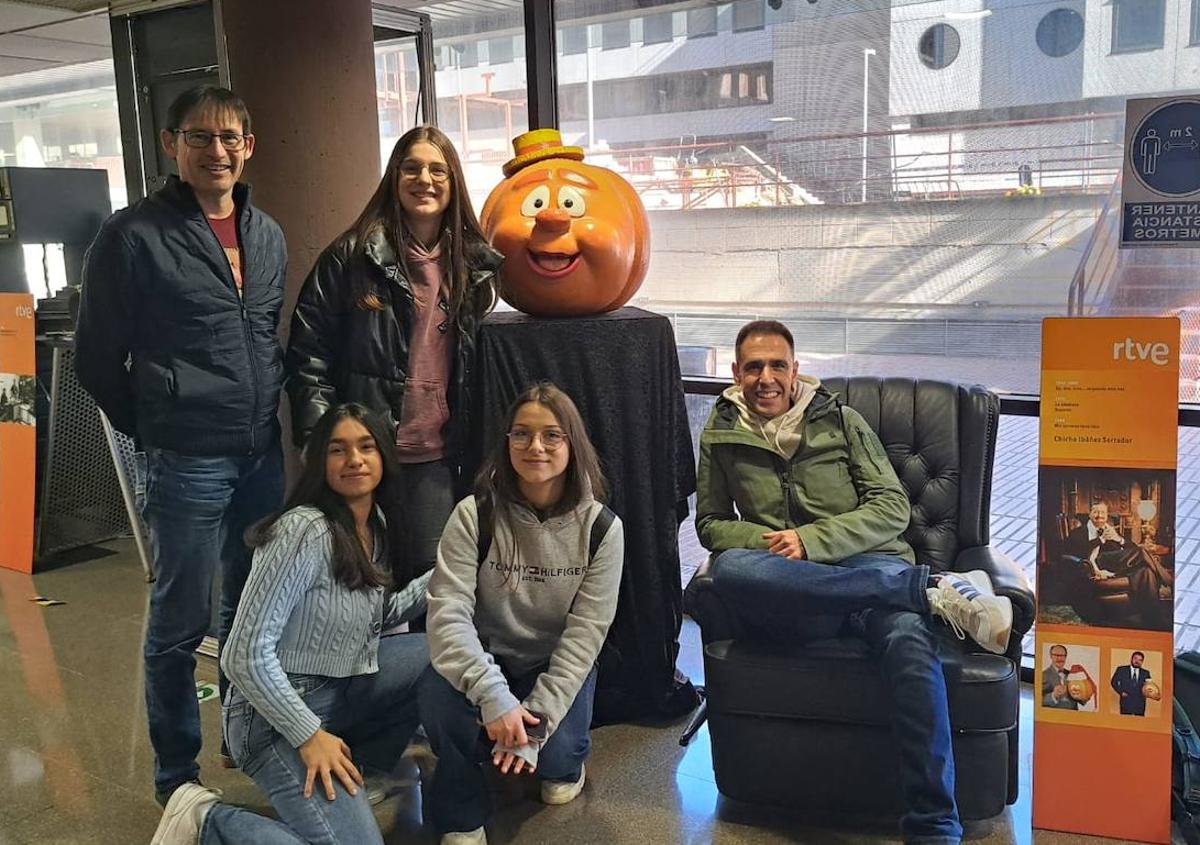 Imagen secundaria 1 - Los profesores y las alumnas posan con La Ruperta en los estudios de San Cugat. A la derecha, las jóvenes durante la visita a la Sagrada Familia.