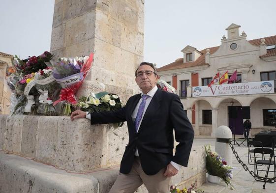 Luis Alonso Laguna, alcalde de Villalar de los Comuneros, ante el monolito en memoria de los capitanes Juan de Padilla, Juan Bravo y Francisco Maldonado.