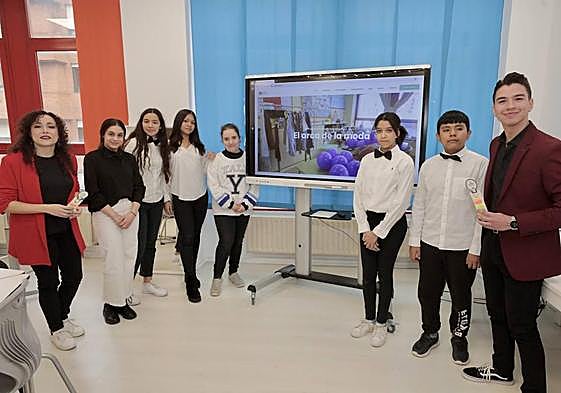 Alumnos y profesores del IES Arca Real en la presentación de la nueva colección y nueva web