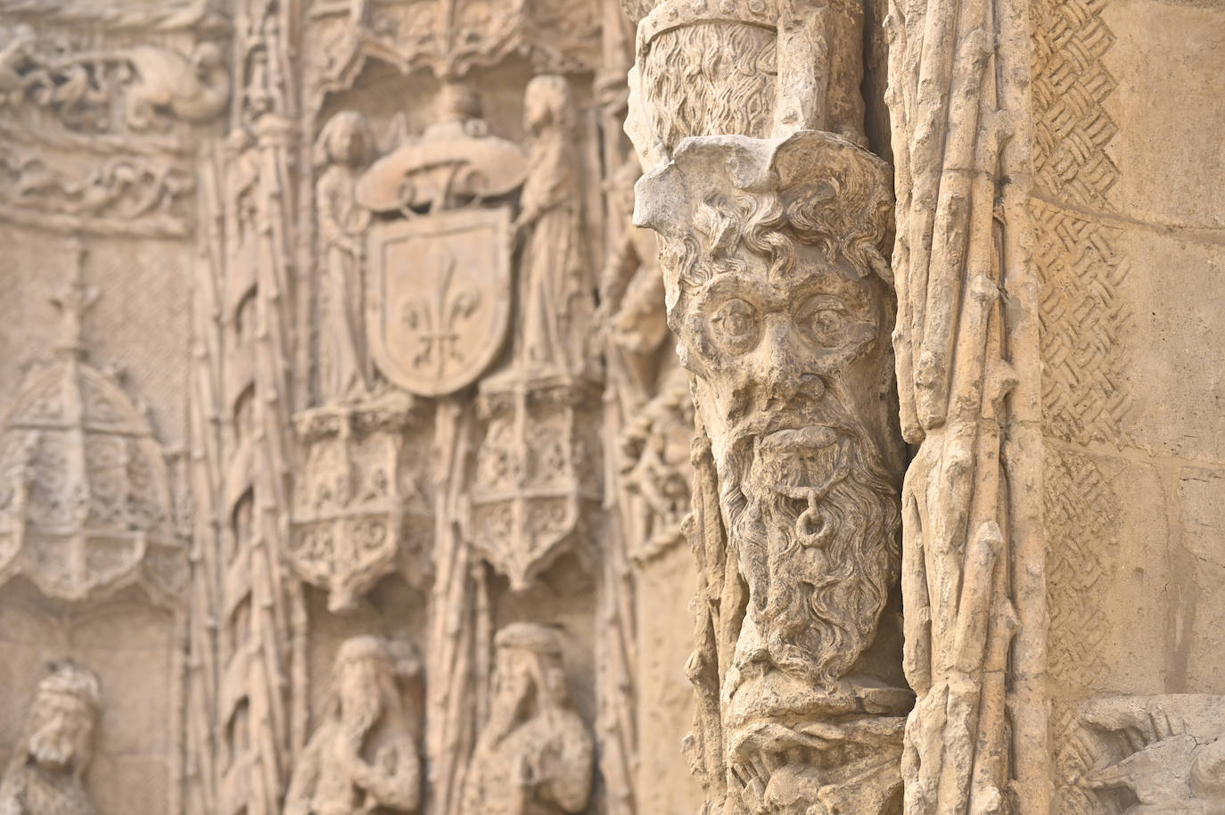 Un recorrido en imágenes por la calle Cadenas de San Gregorio