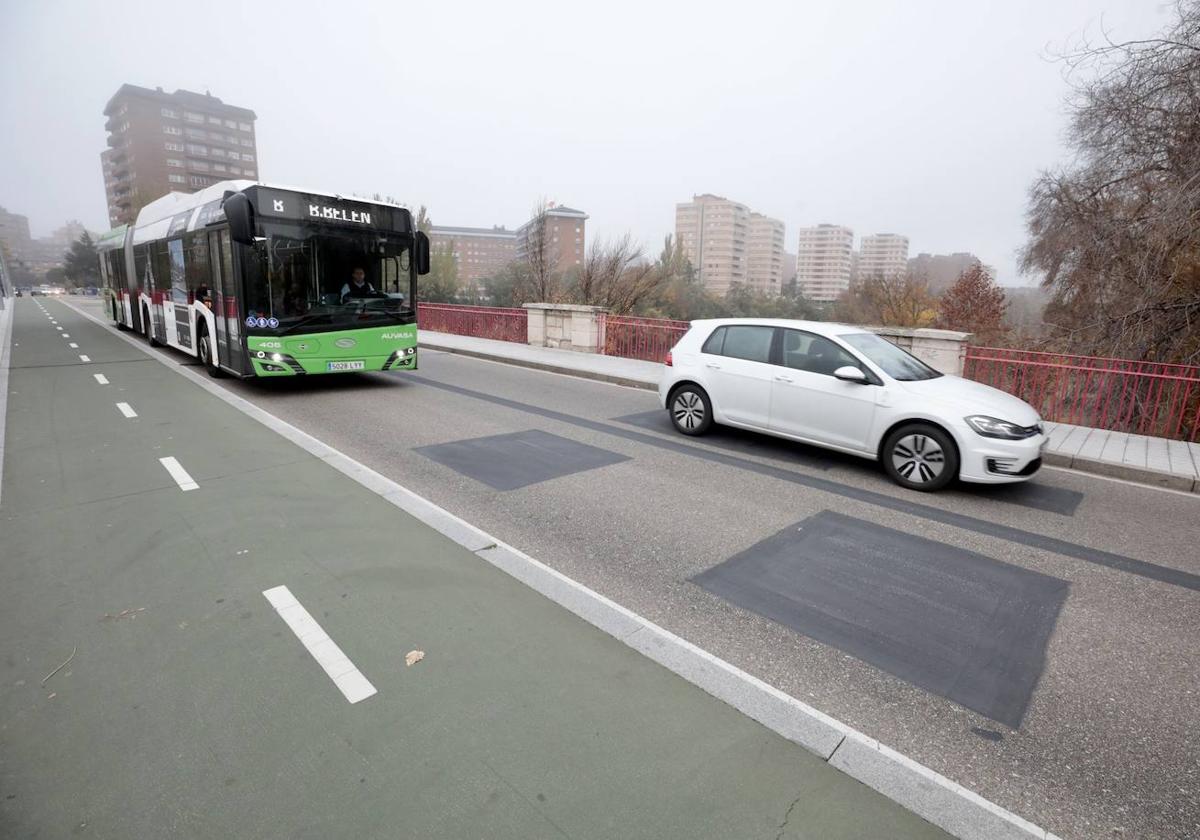 Dos parches tapan las señales de carril bus y taxi en el puente de Poniente tras su eliminación.