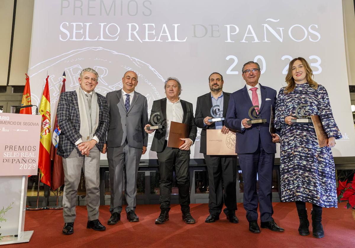 Los premiados, con los galardones recibidos.