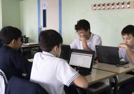 Un alumno de Secundaria trabaja con una tablet en el año del liderazgo en PISA y del debate por el uso de las pantallas en clase.