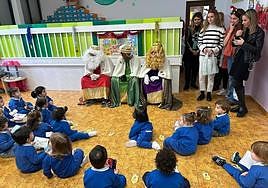 Sus Majestades visitaron a los niños de infantil y primaria del colegio Teresianas