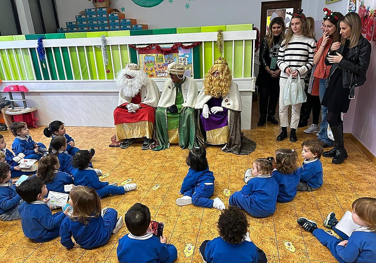 Los Reyes Magos visitan a los alumnos teresianos