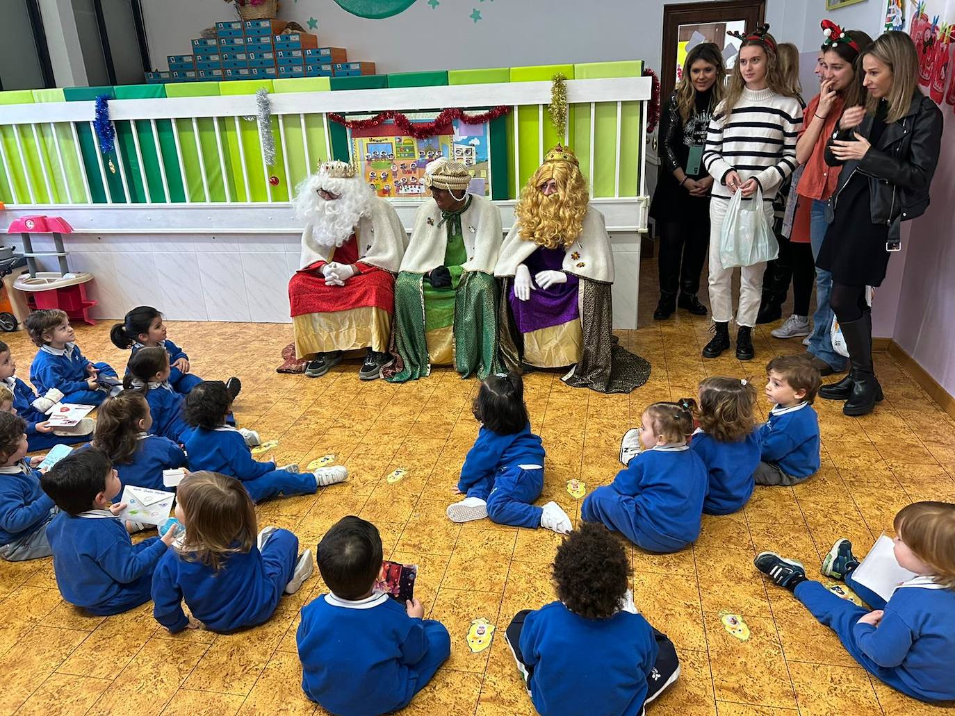 Los Reyes Magos visitan a los alumnos teresianos