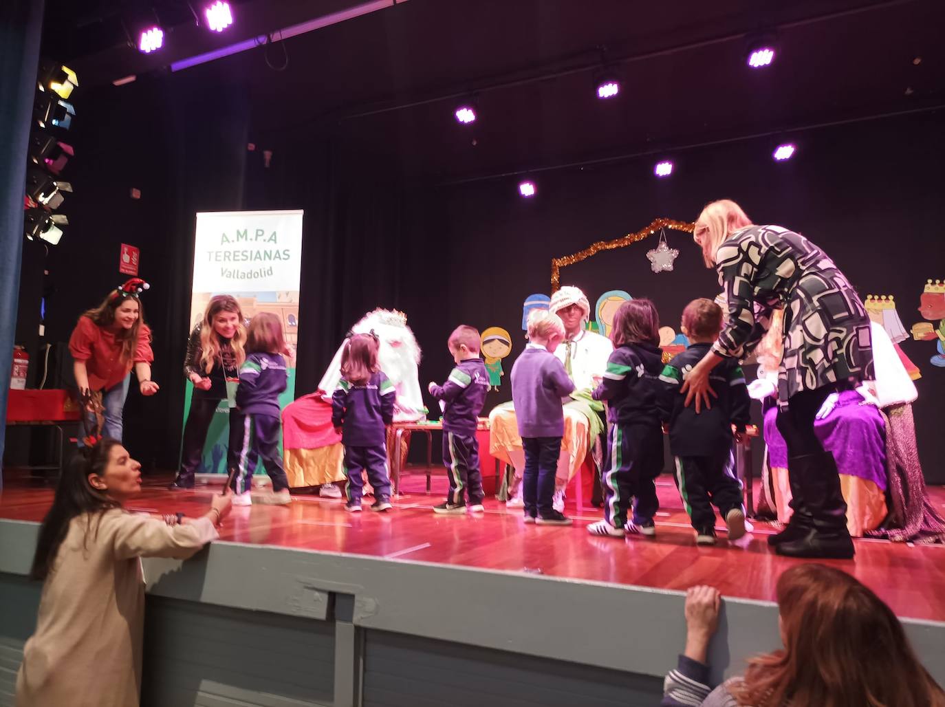 Los Reyes Magos visitan a los alumnos teresianos
