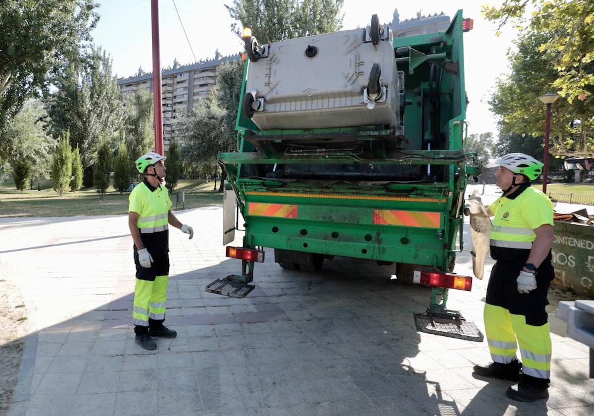 Recogida de basuras en el paseo de Las Moreras de Valladolid.