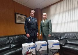 Isidoro Fernández y Fernando Alonso, con algunos de los detectores cedidos por Tráfico a la Policía Local.