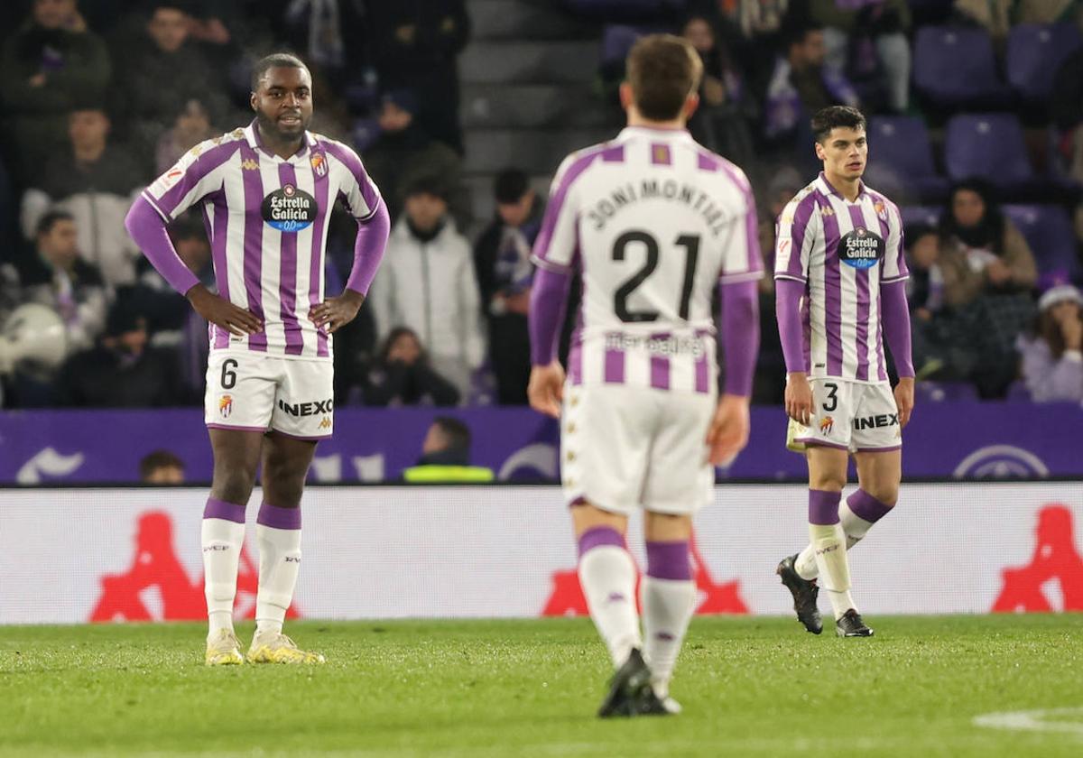 Jugadores cabizbajos sobre el césped de Zorrilla.