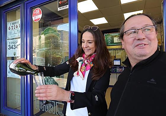 Carmen Santiago sirve una copa de cava.