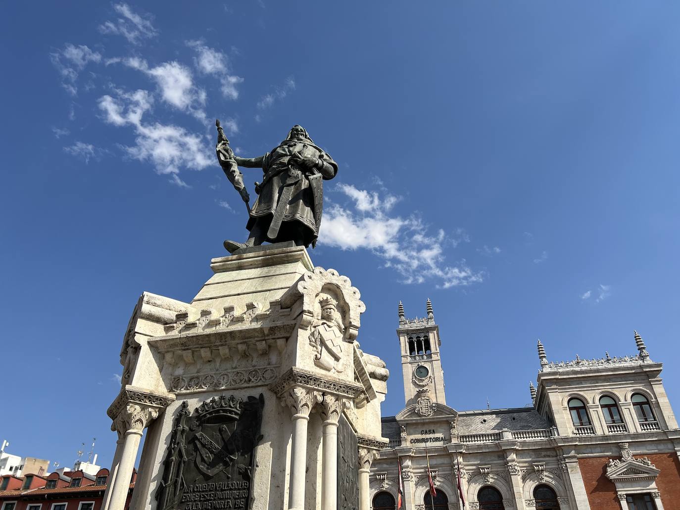 La idea de levantar un monumento al repoblador de Valladolid surgió en 1862, pero la estatua no fue inaugurada hasta diciembre de 1903.