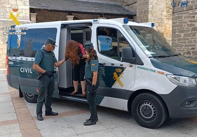 Momento de la detención de una mujer por su supuesta implicación en un asesinato en Zamora.