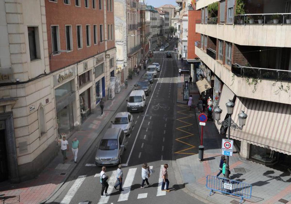 Calles Don Sancho y La Cestilla, con el cruce de los Cuatro Cantones.