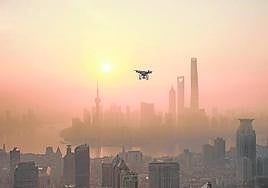 Dron sobre una ciudad.