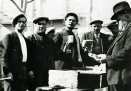 Manuel Iborra García, a la derecha con sombrero, con los también turroneros José Gisbert y Santiago Picó Llorens, entre otros, en una fotografía tomada en la Feria de Catral en los años veinte del siglo XX, donde iban a vender sus turrones.